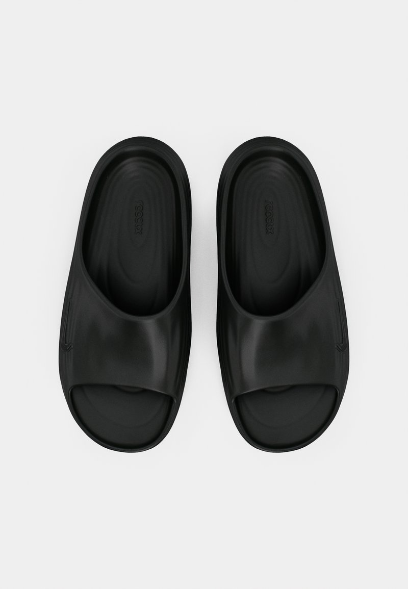 Zwarte rubberen slidesandalen met een brede band, een glad oppervlak en een gevormd voetbed, ontworpen voor comfort en gemakkelijk dragen.