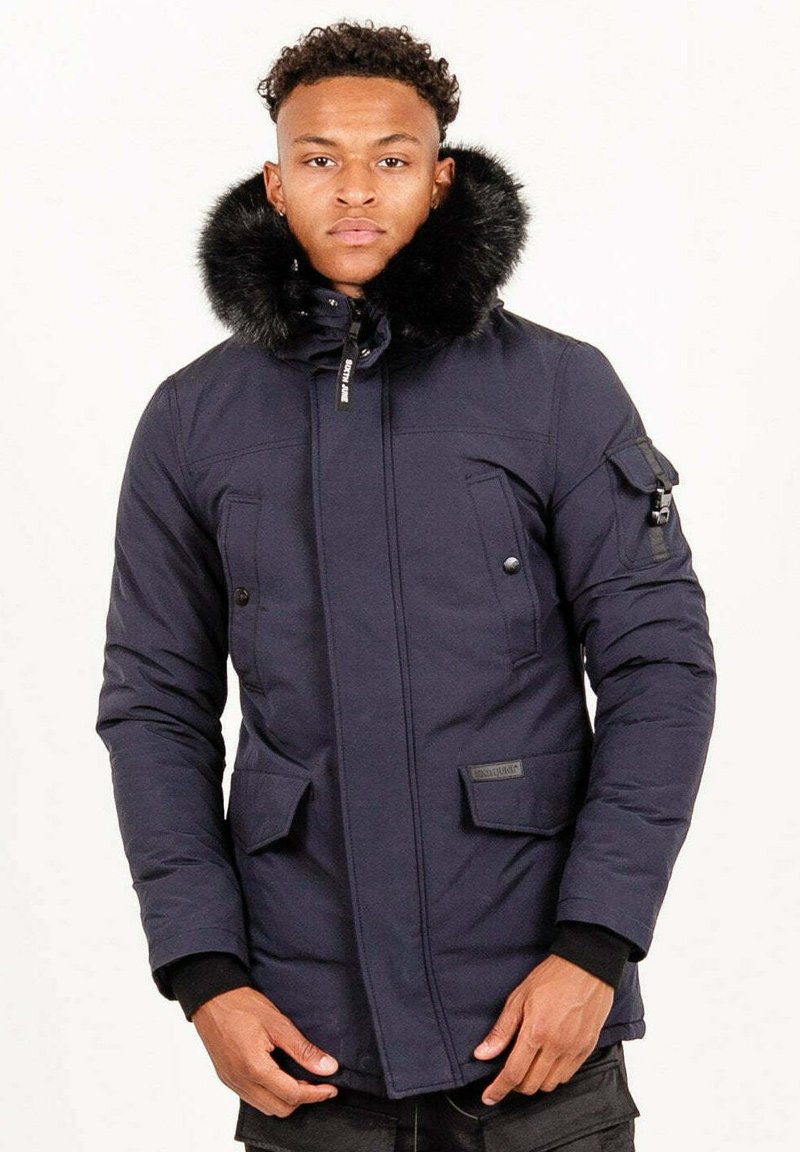 Marineblauwe geïsoleerde parka met een capuchon van nepbont, een rits aan de voorkant, twee zijzakken en een extra zak op de mouw.