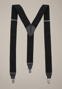 Czarne szelki wykonane z teksturowanej elastycznej tkaniny, wyposażone w skórzane akcenty oraz srebrne metalowe klamry do przypinania na końcach.