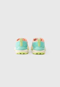 Sportschoenen met een turquoise bovenwerk, oranje accenten en een lichtgele zool. Inclusief een levendige groene hielpatch voor extra grip.