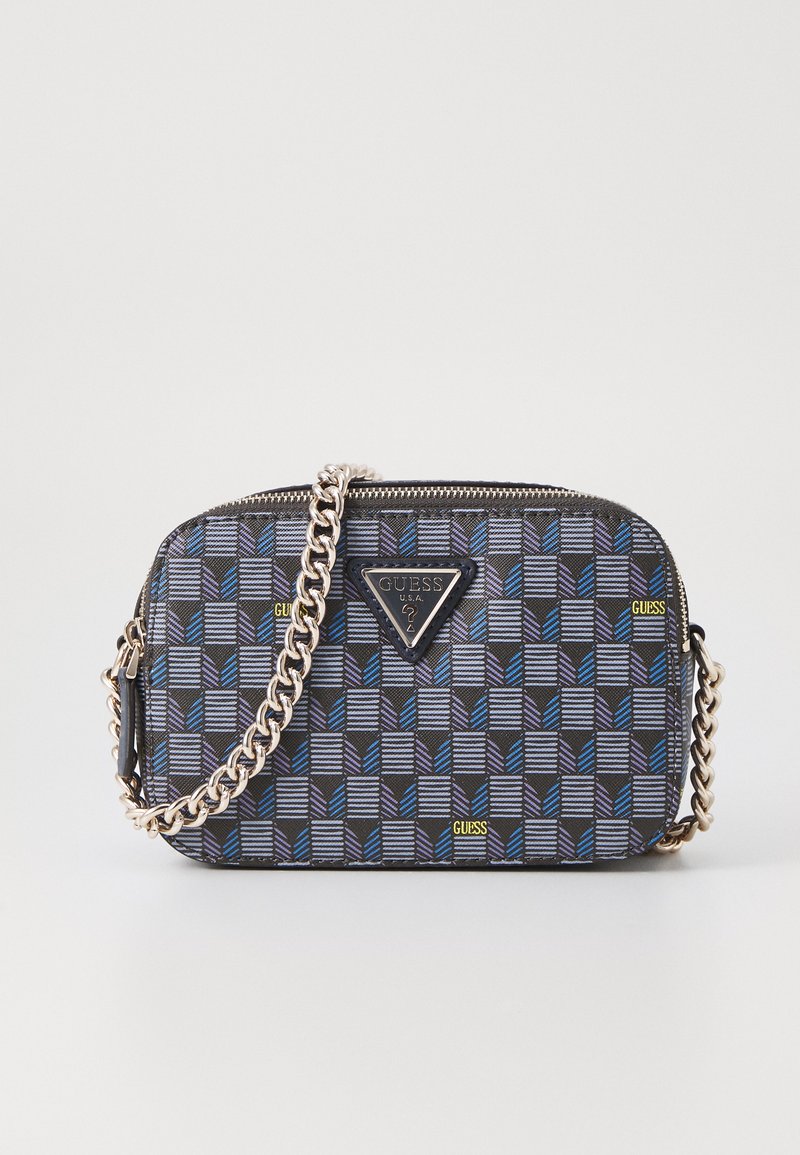 Borsa a tracolla blu e nera con motivo, con tracolla a catena dorata, forma rettangolare e placchetta logata triangolare sulla parte frontale.