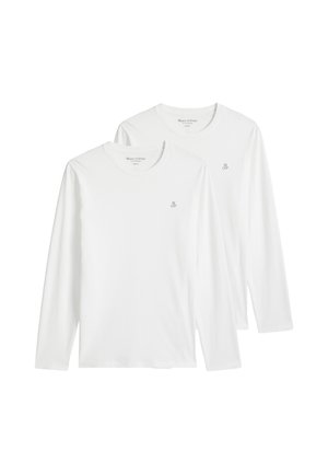 To hvide langærmede crewneck-shirts med lille "M OP"-logo på venstre bryst, der overlapper mod en hvid baggrund.