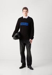 HUGO SEYLO - Strikkegenser - black