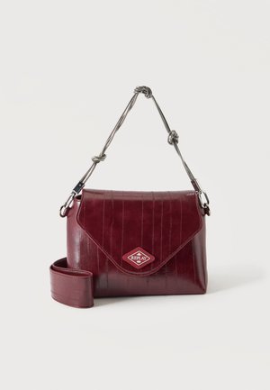 Sac à bandoulière en cuir rouge foncé avec fermeture à rabat, poignée en corde nouée argentée et logo "Replay" sur le devant sur un fond uni.