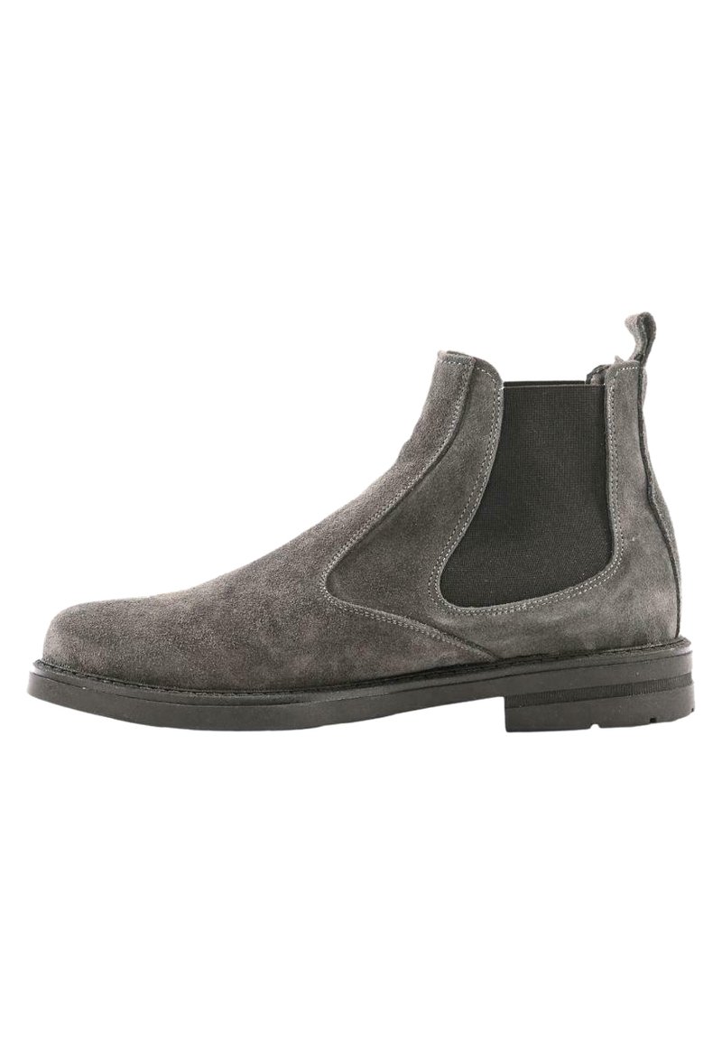 Stivali Chelsea in suede grigi con pannelli elastici ai lati, punta tonda e suola in gomma nera. Presentano una pratica linguetta sul retro per facilitare l'indossamento.