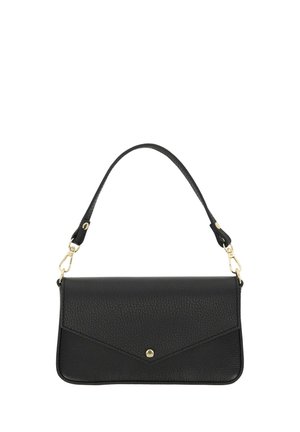 Czarna skórzana torba na ramię o fakturowanym wykończeniu, złote okucia, zapięcie na klapę i odpinany pasek na białym tle.