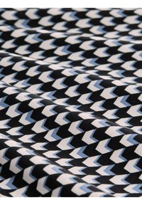 Tela negra con un patrón geométrico de chevron repetido en blanco y azul claro, con textura suave y un ligero brillo.