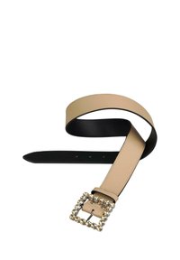 Cinturón de cuero beige con un interior negro brillante, que presenta una hebilla cuadrada adornada con rhinestones y varios agujeros de ajuste.