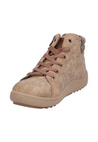 Zapatilla alta de ante en color marrón claro con cordones marrones, ojetes plateados, parte trasera texturizada y suela de goma. Presenta detalles cosidos y un acabado suave.