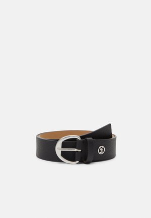 Ceinture en cuir noir texturé avec boucle argentée arrondie et petit logo métallique circulaire sur fond blanc uni.