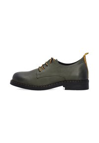 Groene leren veterschoen met ronde neus, zwarte rubberen zool en gele accenten op de hak. Heeft contrasterende stiksels langs de zool.