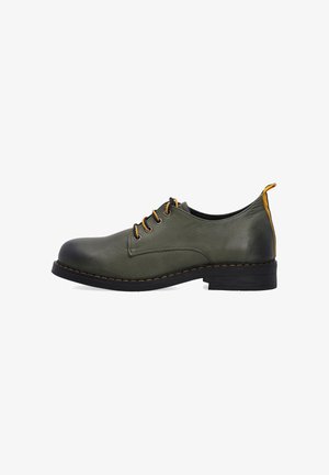 Groene leren veterschoen met ronde neus, zwarte rubberen zool en gele accenten op de hak. Heeft contrasterende stiksels langs de zool.