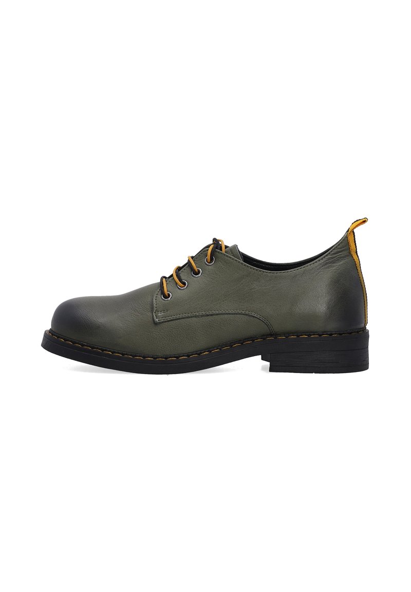 Groene leren veterschoen met ronde neus, zwarte rubberen zool en gele accenten op de hak. Heeft contrasterende stiksels langs de zool.