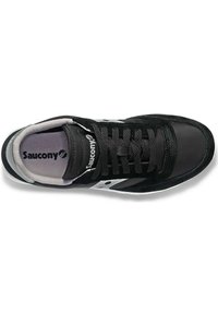 Sneaker nera con materiali in suede e mesh, logo bianco a contrasto, collo imbottito e chiusura con lacci piatta. Texture liscia, design low-top.
