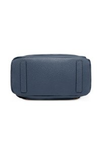 Blauwe leren tas met een gestructureerd oppervlak, rechthoekige vorm, platte bodem en twee zijbanden. Heeft een ritssluiting aan de bovenkant.