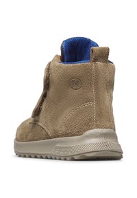 Hnědé semišové kotníkové boty s modrou textilní podšívkou a světle šedou gumovou podrážkou. Mají boční zip a texturovanou svrchní vrstvu pro lepší trakci.