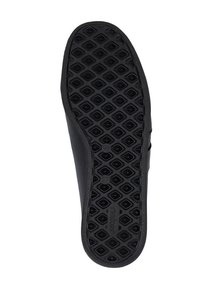 Czarna podeszwa buta z wzorem w diamenty zapewniającym przyczepność, wykonana z gumy, z gładkimi krawędziami i lekkim zakrzywieniem w okolicy palców.