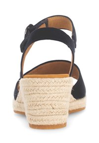Marineblauwe suède wedge sandalen met een gevlochten jute hak. Voorzien van een enkele band rond de enkel en een glad leren binnenzool.
