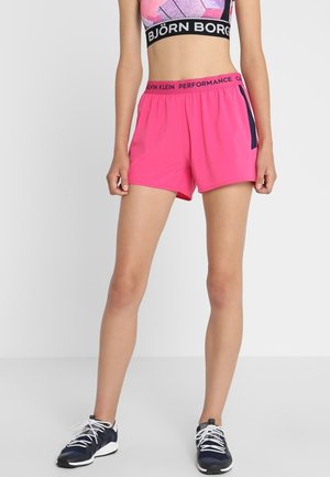 Shorts de sport roses avec une taille élastique et des accents noirs. Matériau léger, conçu pour le confort et la mobilité.