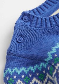 Suéter azul de punto con un cuello acanalado, dos botones azules en el hombro y un dobladillo con patrón en azul claro, verde y blanco.