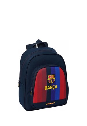 Granatowy plecak z przednią kieszenią z czerwonymi, czarnymi i niebieskimi paskami, logo FC Barcelona oraz słowem "BARÇA" żółtymi literami.