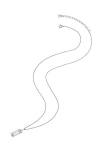 Sudraba kaklarota ar taisnstūra piekariņu, kuram ir teksturēta virsma. Kaklarotas ķēde ir plāna, un saites ir mazas un apaļas.