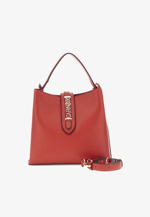 Sac à main en cuir rouge avec poignée supérieure, sangle avant ornée du logo doré "CAFèNOIR", et bandoulière assortie amovible enroulée à côté.