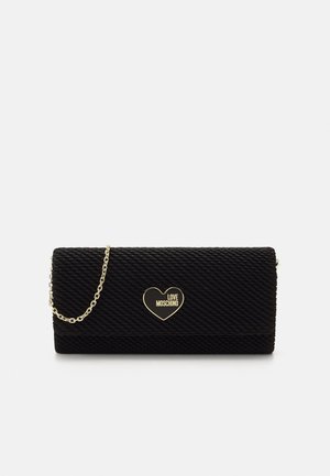 Sort clutchtaske med en tekstureret finish, med en guldkæde som rem og et hjerteformet logo med teksten "LOVE MOSCHINO."