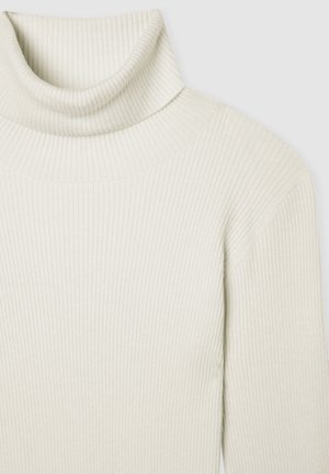 Maglione a collo alto di colore crema con coste, caratterizzato da un tessuto testurizzato e design aderente, che mette in risalto calore e semplicità.