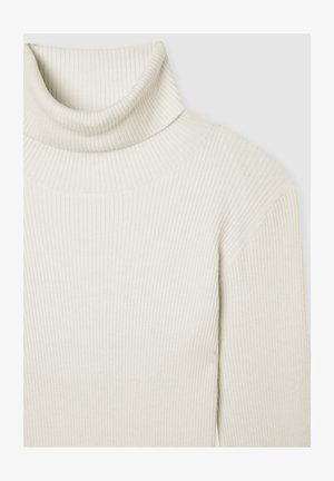 Maglione a collo alto di colore crema con coste, caratterizzato da un tessuto testurizzato e design aderente, che mette in risalto calore e semplicità.