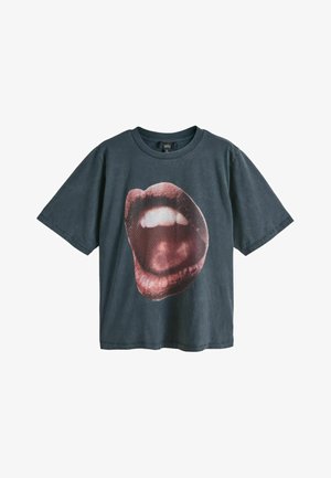 Grafitowoszary t-shirt z krótkim rękawem z dużą grafiką otwartych ust pokazujących zęby i język w czerwonych i białych odcieniach na przedniej stronie.