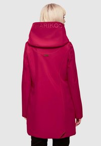 Manteau fuchsia avec un col haut et le nom de la marque brodé. Présente un design élégant, une texture lisse et des détails de couture subtils.