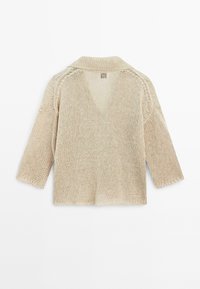 Gebreide cardigan in lichtbeige, met een V-hals, driekwart mouwen en een open rugontwerp met een textuurpatroon.