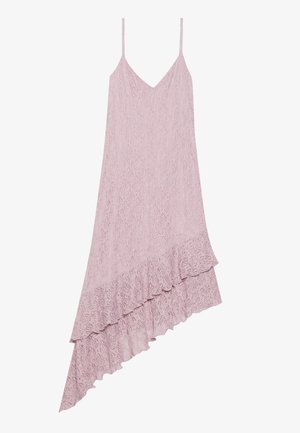 Spitzen-Spaghetti-Trägerkleid in Hellrosa mit V-Ausschnitt, asymmetrischem Saum und Rüschendetails entlang des unteren Randes.