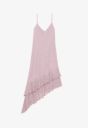 Šaty na tenkých ramienkach z čipky v svetloružovej farbe, s výstrihom do V, asymetrickým lemom a volánikmi pozdĺž dolného okraja.