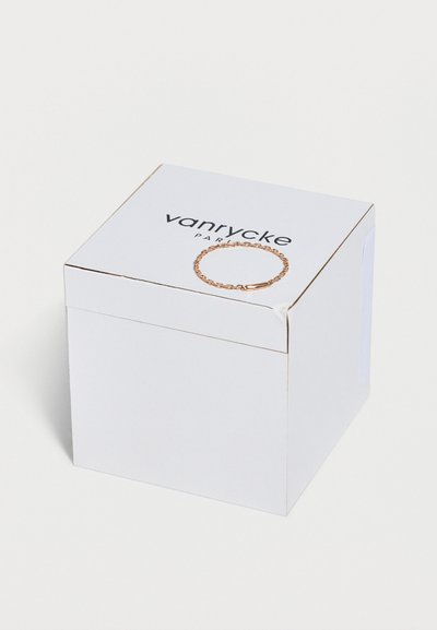 Λευκό κουτί κοσμημάτων με το λογότυπο "vanrycke Paris" και ένα λεπτό χρυσό δαχτυλίδι αλυσίδας τοποθετημένο από πάνω.