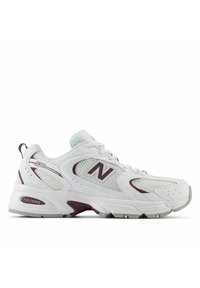 Scarpa sportiva bianca realizzata in mesh e materiale sintetico, con un logo bordeaux, suola imbottita e intricate texture.