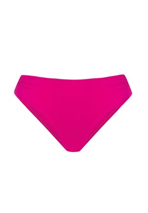 Jasnoróżowe majtki od bikini o prostej, bezszwowej konstrukcji, przedstawione na jednolitym białym tle.