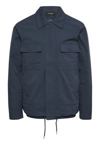 Chaqueta azul marino hecha de una tela suave y ligera. Cuenta con dos bolsillos en el pecho y un dobladillo ajustable con cordón. Diseño de cuello clásico.