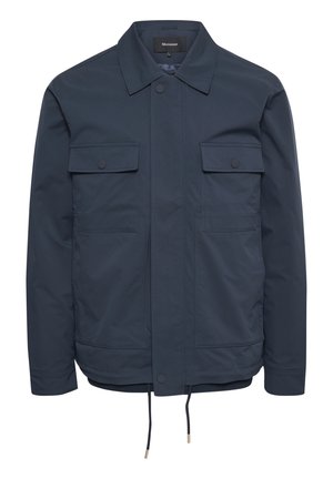 Chaqueta azul marino hecha de una tela suave y ligera. Cuenta con dos bolsillos en el pecho y un dobladillo ajustable con cordón. Diseño de cuello clásico.