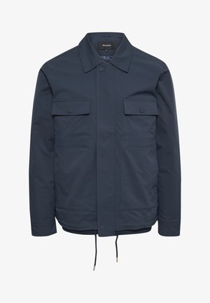 Giacca blu navy realizzata in tessuto morbido e leggero. Presenta due tasche sul petto e un orlo con cordoncino regolabile. Design del colletto classico.