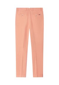 Vue de dos d'un pantalon droit couleur pêche avec passants pour ceinture, deux poches passepoilées à boutons, et une petite étiquette de marque sur la poche droite.