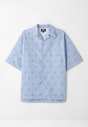 Camicia azzurra a maniche corte con bottoni, con righe verticali e un motivo a logo ripetuto. Tessuto morbido con una vestibilità rilassata e colletto ampio.