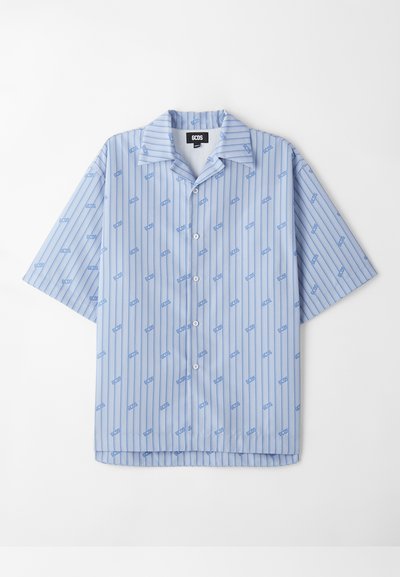 Camicia azzurra a maniche corte con bottoni, con righe verticali e un motivo a logo ripetuto. Tessuto morbido con una vestibilità rilassata e colletto ampio.
