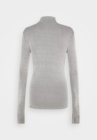 Pull à manches longues et col montant en maille côtelée gris clair avec fines rayures verticales, vu de dos.