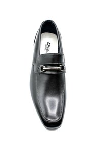 Mocassin en cuir noir avec un design épuré, bout pointu, boucle en métal et texture de surface lisse.