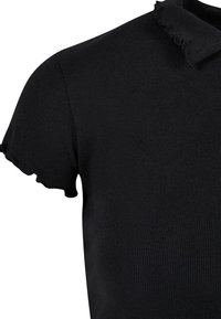 Sortermet sort topp med ribbestrikket tekstur og krage. Har bølgete kanter på ermene og kragen for ekstra tekstur.