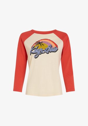 Kremowa koszula z czerwonymi rękawami raglanowymi, z nadrukiem w stylu retro przedstawiającym palmy i słońce w odcieniach żółci, różu i pomarańczy.