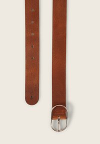 Ceinture en cuir marron avec une texture lisse, comportant cinq trous, une boucle en métal argenté et un design classique.