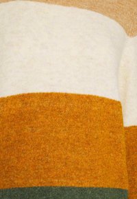 Pull en maille avec larges rayures horizontales. Les couleurs incluent beige clair, jaune moutarde et vert foncé. Texture douce, matériau chaud.